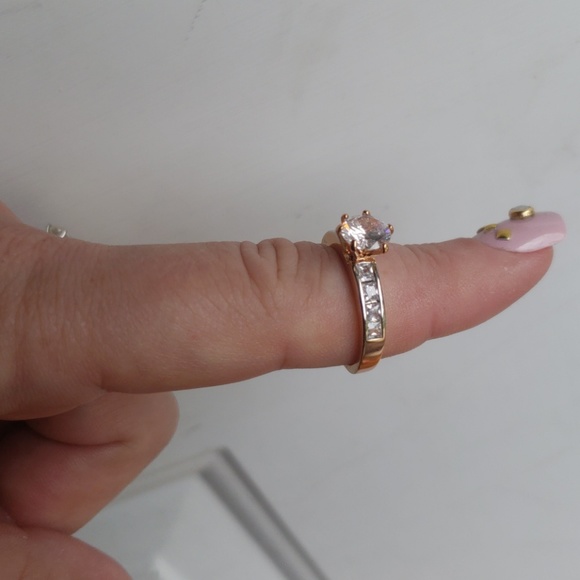 Gorgeous 18kgp ring w CZ Diamond - Picture 4 of 6